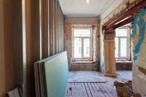 Altbausanierung im Innenraum mit Metallständerwerk für Trockenbau und Gipskartonplatten.