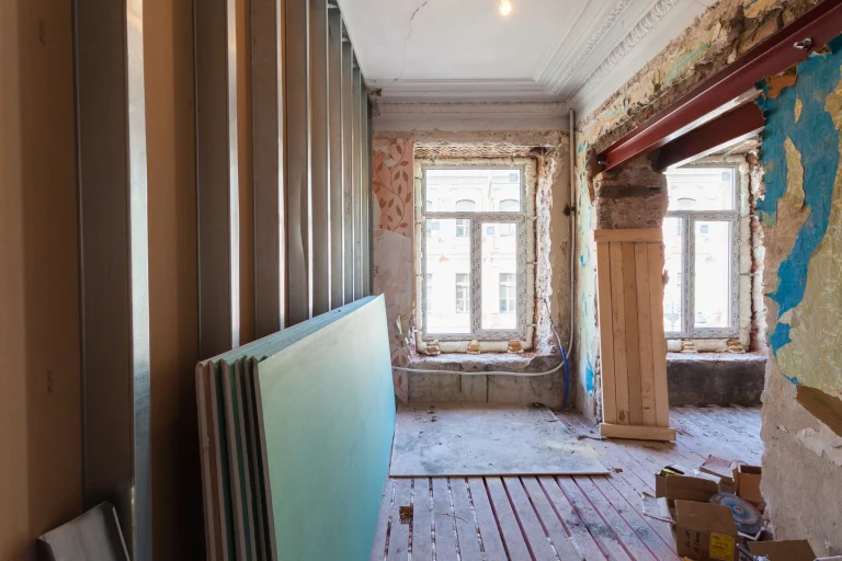 Altbausanierung im Innenraum mit Metallständerwerk für Trockenbau und Gipskartonplatten.