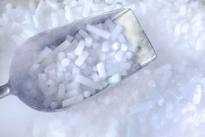 Trockeneispellets liegen in einer Schippe auf Trockeneispellets.