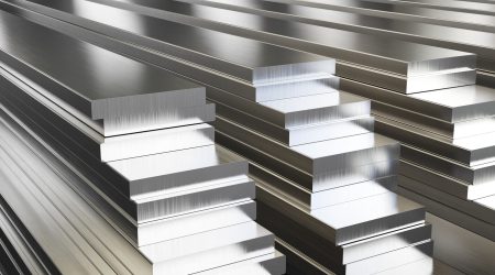 Aluminium-Balken gestapelt