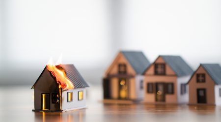 Miniaturhaus brennt