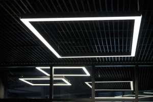 Deckenlampen an einer schwarzen Decke
