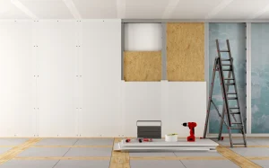 Wand im Innenraum wird mit Dämmplatten gedämmt.