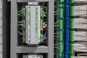 Nahaufnahme eines KNX-Steuerungsmoduls mit sauber verdrahteten Reihenklemmen im Schaltschrank.