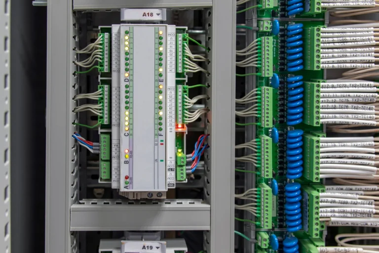 Nahaufnahme eines KNX-Steuerungsmoduls mit sauber verdrahteten Reihenklemmen im Schaltschrank.