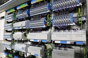 Professionell verdrahteter Schaltschrank mit KNX-Modulen und Reihenklemmen für die Gebäudeautomation.