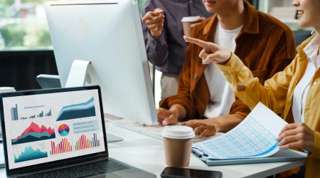 Ein Team aus Kollegen, die sich die analytische Auswertung der Churn-Rate der Firma anschauen.