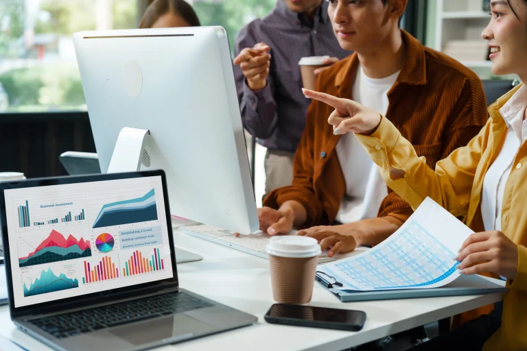 Ein Team aus Kollegen, die sich die analytische Auswertung der Churn-Rate der Firma anschauen.