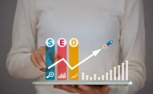 Ein Mann hat seine Website mit Hilfe verschiedener SEO Tool optimiert.