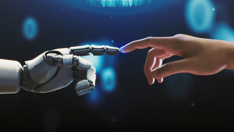 Eine Roboterhand und eine menschliche Hand berühren sich an den Fingerspitzen. Das symbolisiert die KI Persona und die eigene Persona.