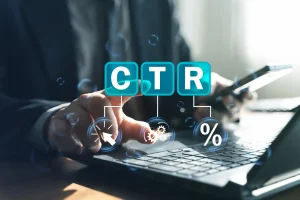 CTR Klickraten-Analyse auf dem Laptop, zur Optimierung der Leistung digitaler Marketingkampagnen.