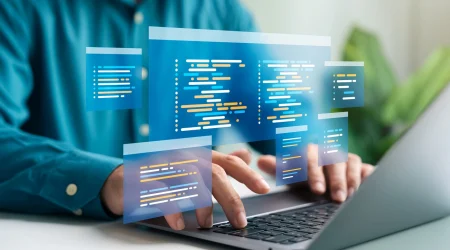Ein Entwickler sitzt an seinem Laptop und Arbeitet mit an dem Test-Driven Development seiner Firma.