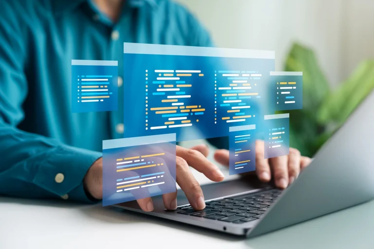 Ein Entwickler sitzt an seinem Laptop und Arbeitet mit an dem Test-Driven Development seiner Firma.
