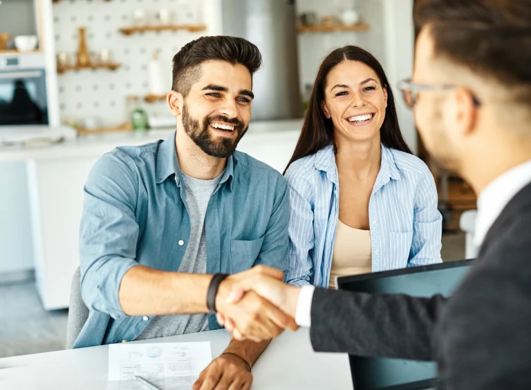 Ein glücklicher Gründer schüttelt seinem Geschäftspartner die Hand.