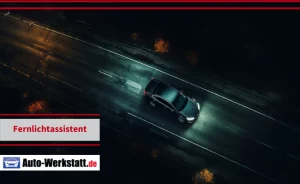 Auto fährt im Dunkeln mit Scheinwerfern auf einer Schnellstraße