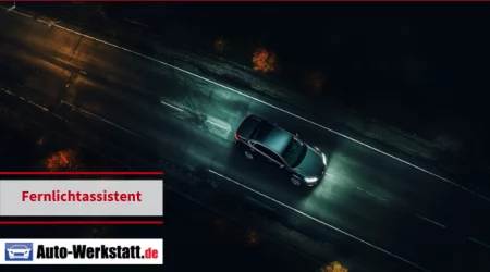 Auto fährt im Dunkeln mit Scheinwerfern auf einer Schnellstraße