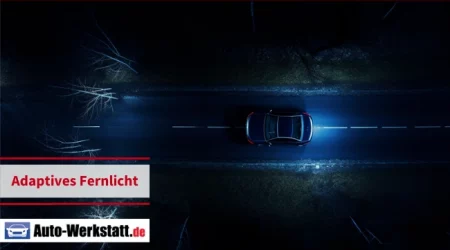 Auto fährt bei Nacht mit Fernlicht
