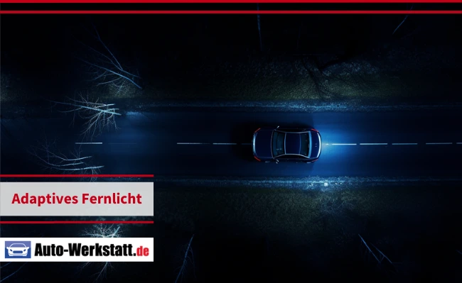 Auto fährt bei Nacht mit Fernlicht