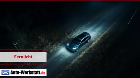 Auto fährt mit Fernlicht bei Nacht