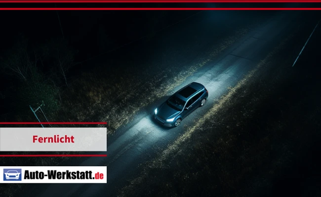 Auto fährt mit Fernlicht bei Nacht