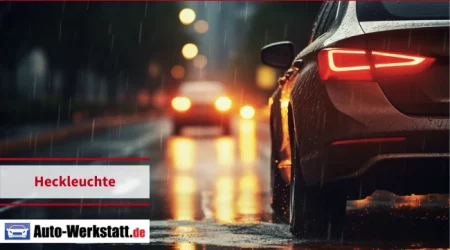 Auto fährt bei Regen durch die Stadt