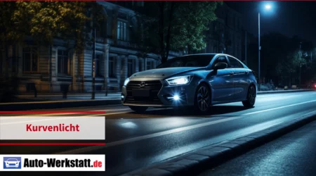 Auto fährt bei Nacht durch die Innenstadt