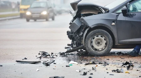 Unfallauto auf einer Straße