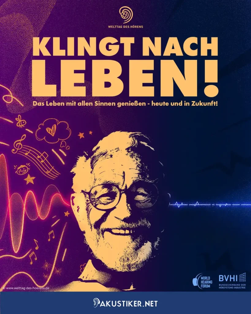 Werbeplakat zum Welttag des Hörens mit dem Slogan „KLINGT NACH LEBEN!“ über dem Porträt eines lächelnden älteren Mannes mit Brille. Bunte grafische Schallwellen und Musiksymbole illustrieren das Thema Hörgenuss.