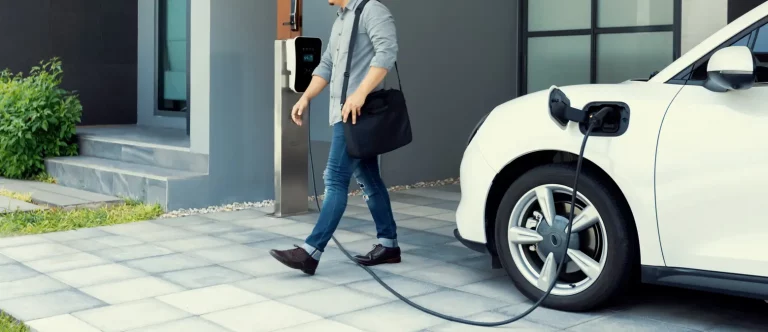 Mann und Elektroauto mit Heimladestation