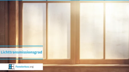 Sonnenlicht scheint durch Fenster
