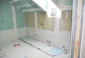 Umbau eines Dachgeschoss-Badezimmers mit Trockenbau, Verputz- und Malerarbeiten in der Renovierungsphase