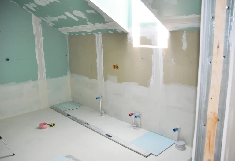 Umbau eines Dachgeschoss-Badezimmers mit Trockenbau, Verputz- und Malerarbeiten in der Renovierungsphase