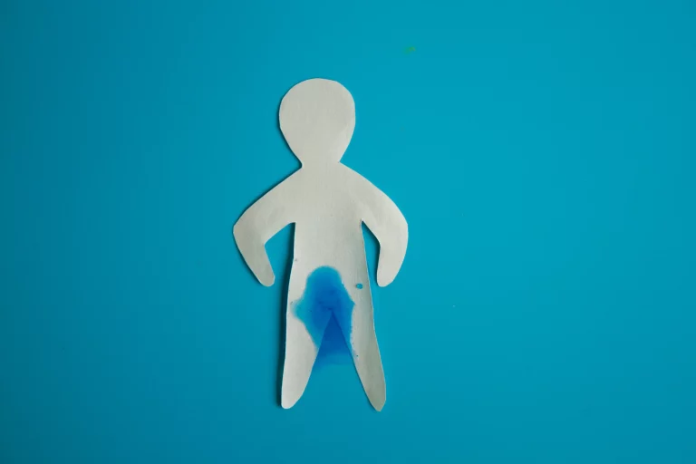 Figur aus Papier mit nassem Schritt als Konzept der Urininkontinenz