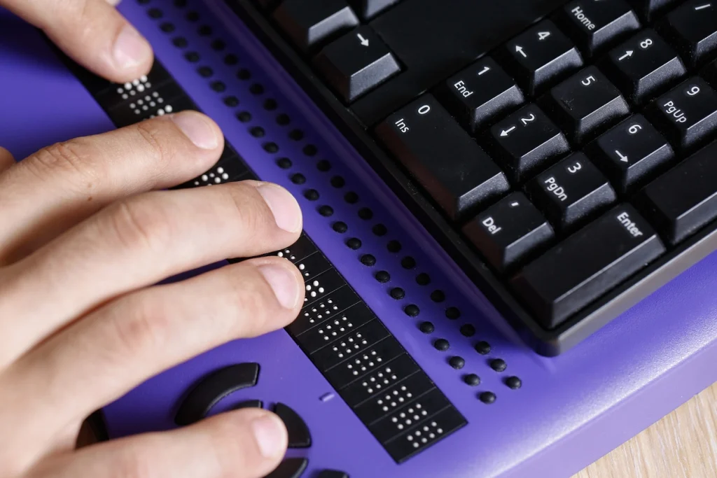 Computertastatur mit zugehöriger Blindenschrift-Hilfe