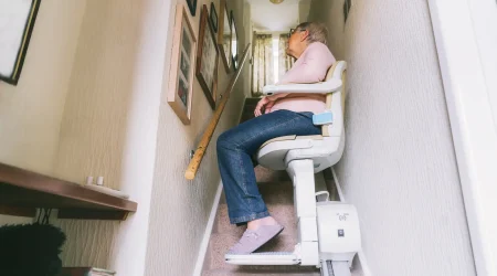 Ein moderner Treppenlift im Treppenhaus eines Wohnhauses