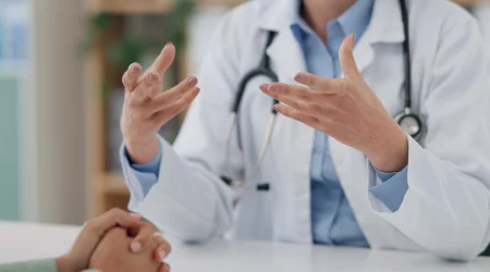 Krankenhaus Gespräch mit Patient. Hände des Arztes bewegen sich vor seinem Oberkörper während der medizinischen Beratung.