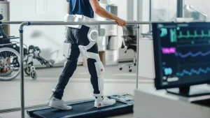 Ein Rehapatient, läuft mithilfe eines KI unterstützendes System auf einem Laufband.