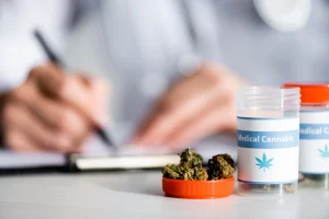 Ein Arzt verschreibt medizinisches Cannabis.