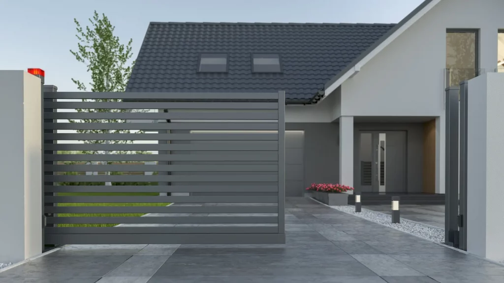 Ein automatisches Schiebezauntor in der Einfahrt eines modernen Einfamilienhaus